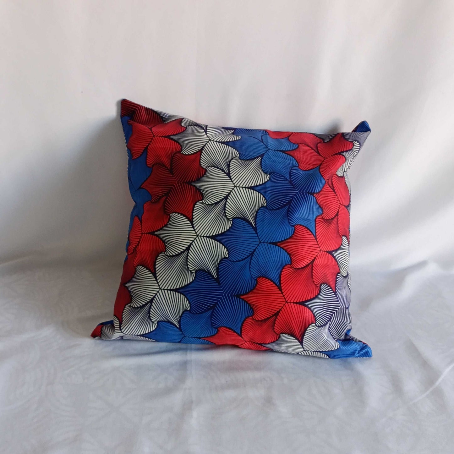 Coussin décoratif carré 40 cm avec motif wax 10 en velours, idéal comme accessoire déco ou idée cadeau originale pour la maison.