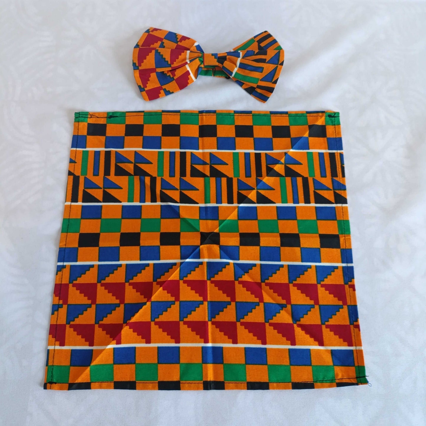 Nœud papillon et grande pochette assortie en tissu wax africain, cravate en wax africain - Création unique sur EssiExotiques.