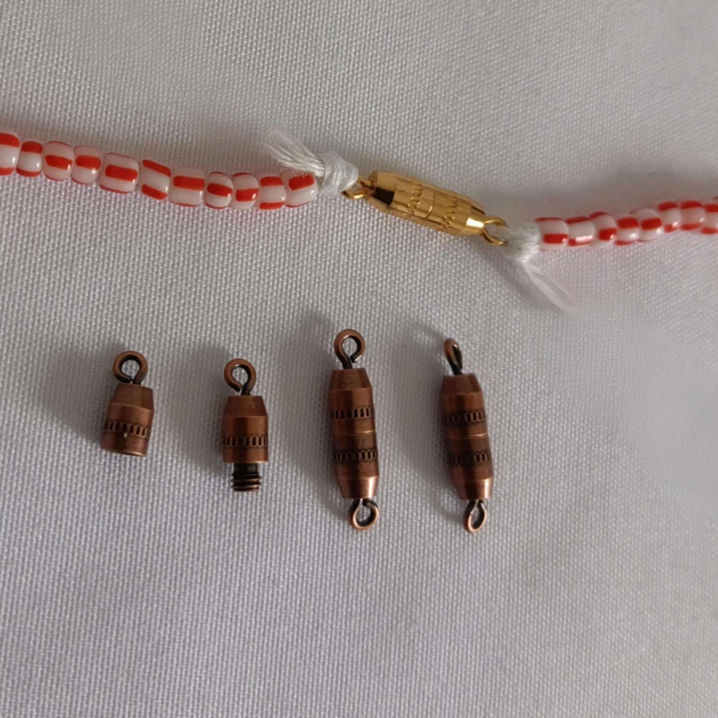 Fermoirs magnétiques cuivrés assortis aux perles africaines 19, idéals pour créations de bijoux ethniques et élégants.
