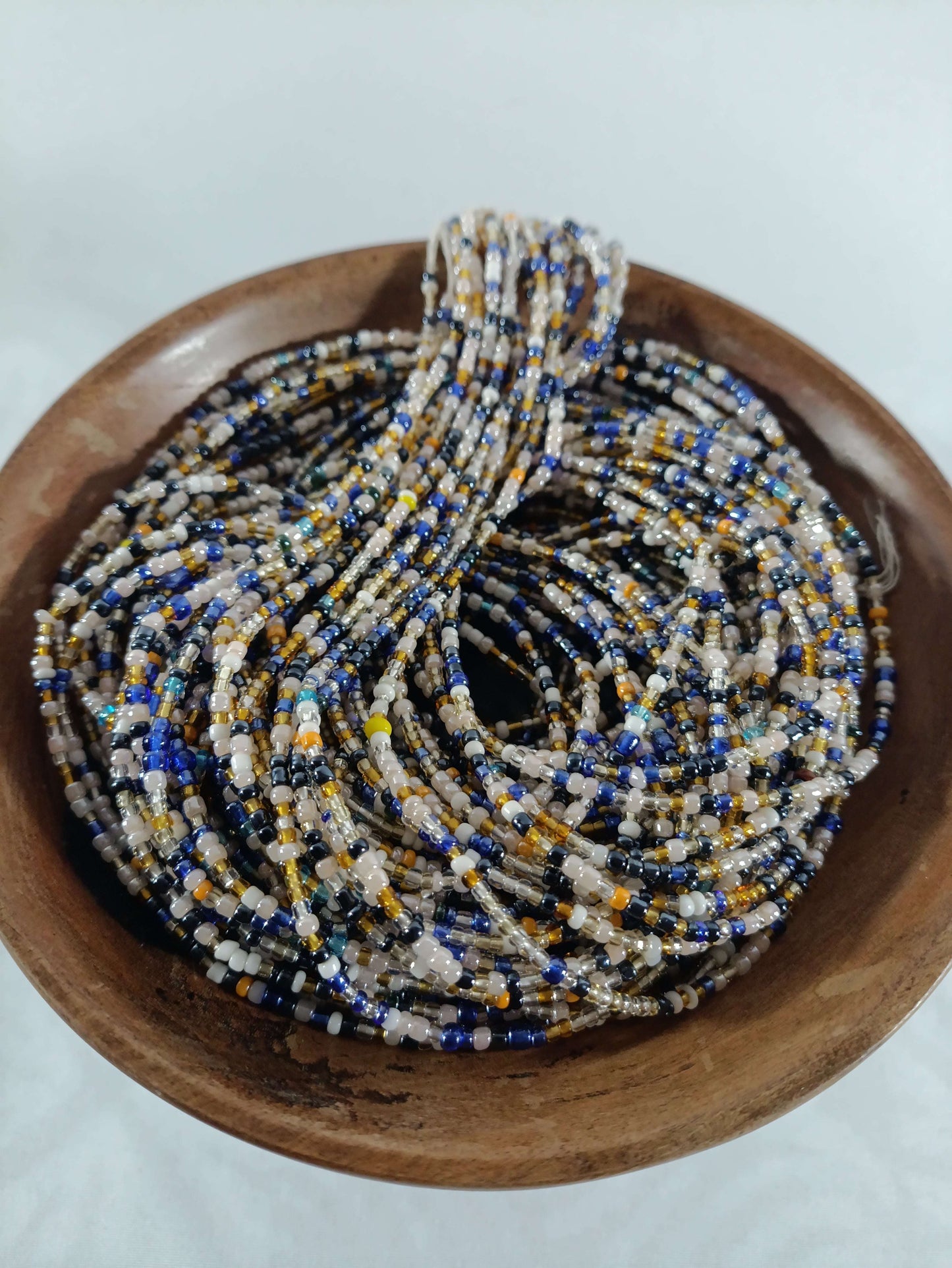 Brins de perles africaines naturelles Perles Africaines 19 aux tons bleu, or et blanc, parfaites pour créations de bijoux personnalisés.