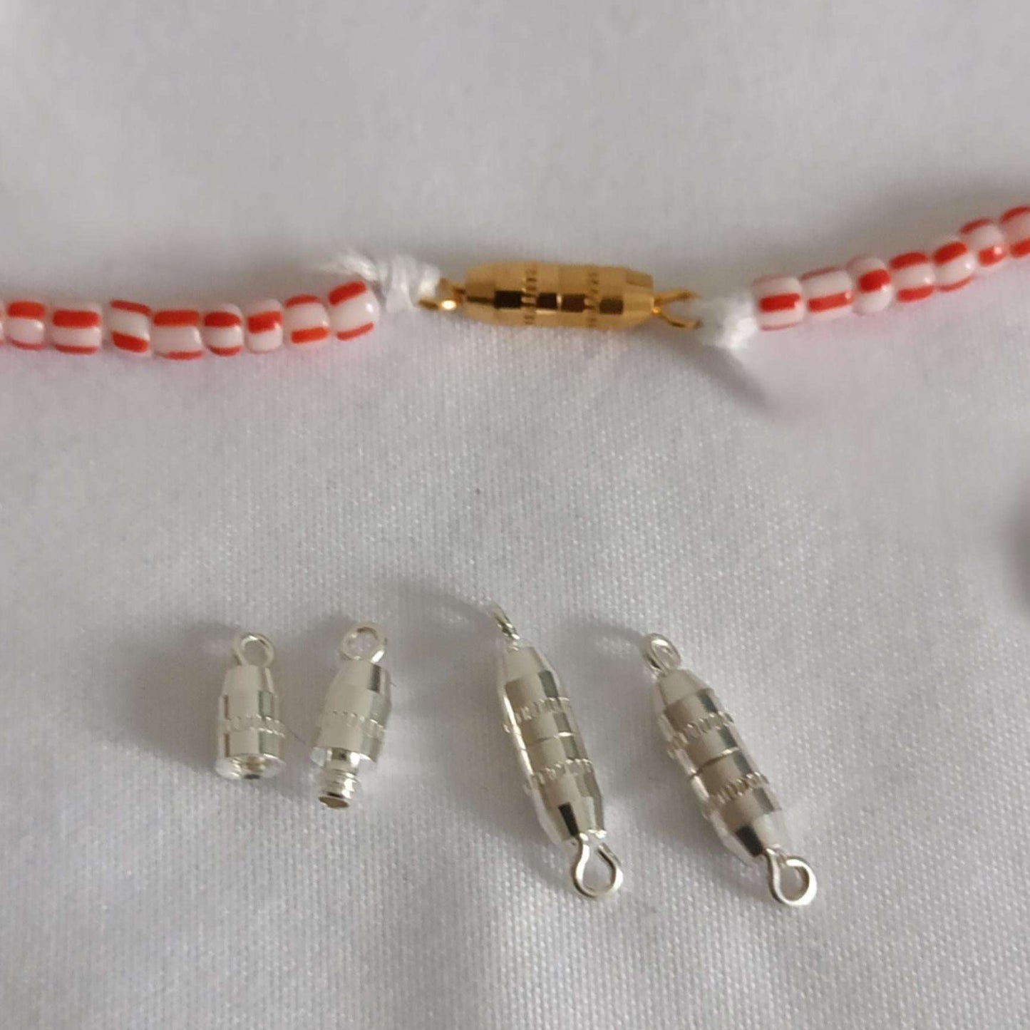 Fermoirs magnétiques argentés pour perles africaines naturelles, accessoires pratiques pour bijoux ajustables et personnalisés.